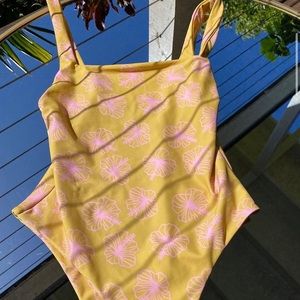 benoa swim sandy one piece honey hibiscus